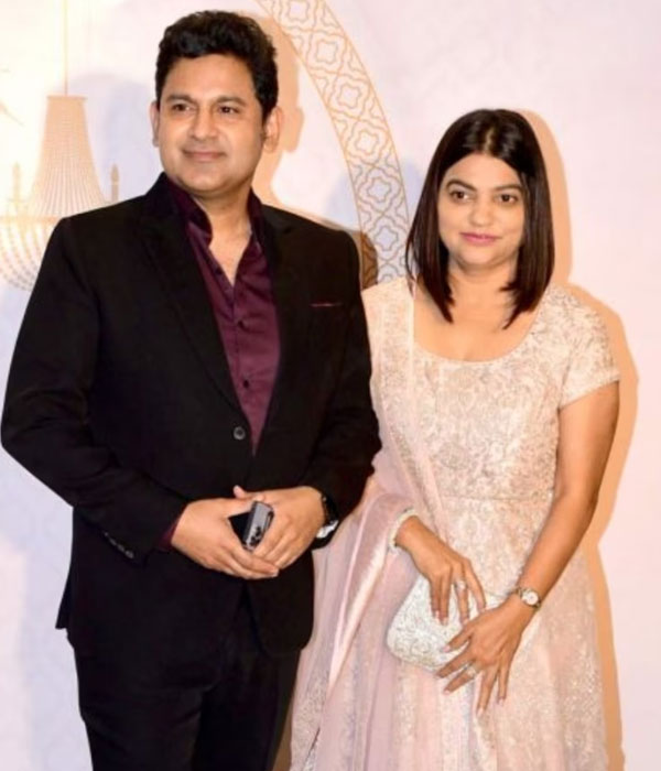 Manoj Muntashir with his Wife (Neelam Muntashir)