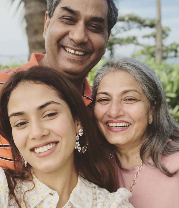 Mira Rajput kapoor with his Parents