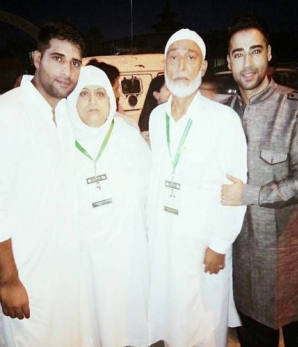Mohsin Akhtar Mir with his Family