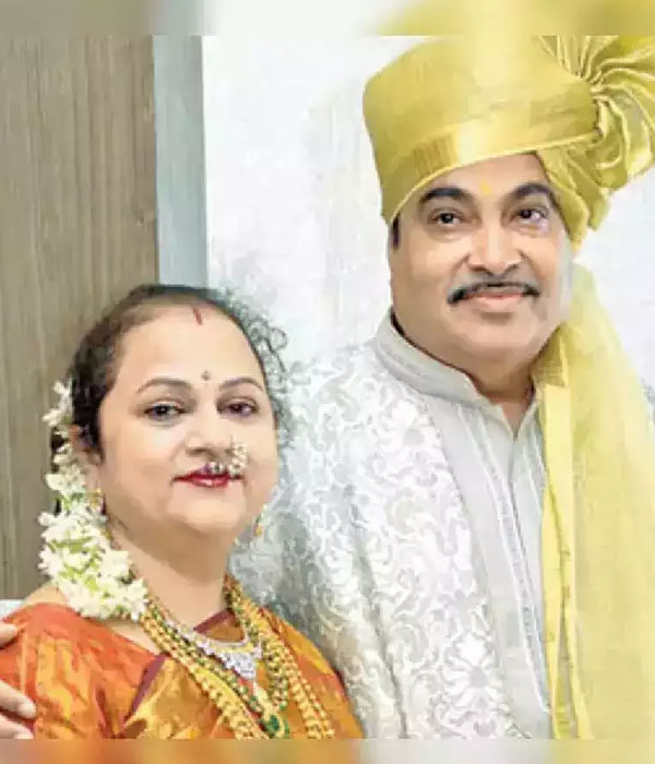 Nitin Gadkari with his Wife (Kanchan Gadkari)