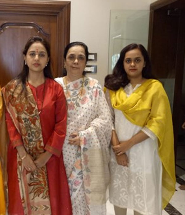 Pankaja Munde Mother & Sisters Picture