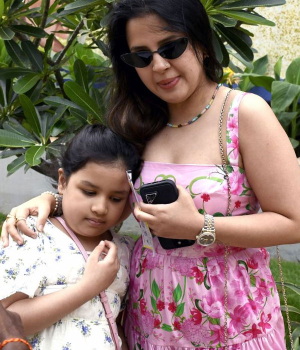 Sakshi Dhoni with her Daughter (Ziva)