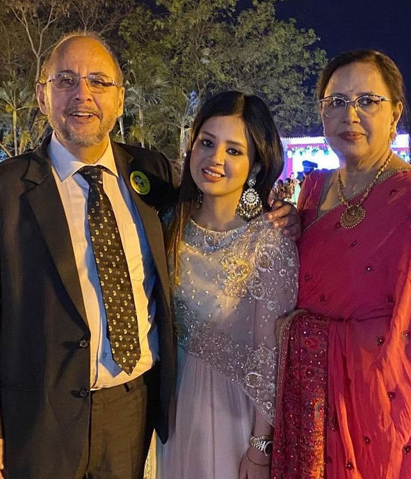 Sakshi Dhoni with his Parents