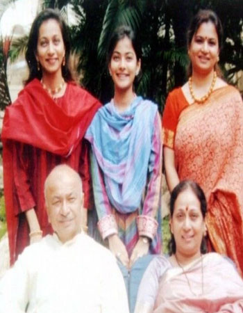 Shikhar Pahariya Family Pic