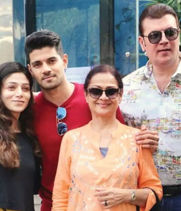 Aditya Pancholi With is Family Picture