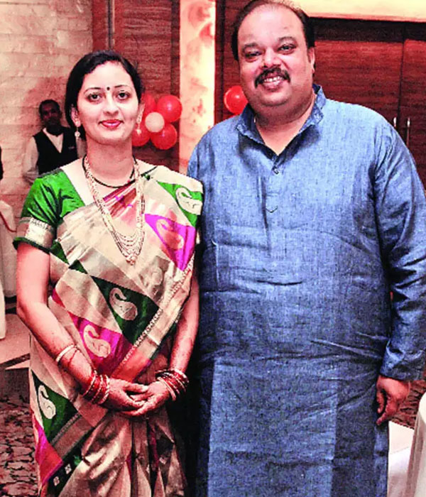 Devendra Fadnavis Brother with his Wife (Ashish Fadnavis)