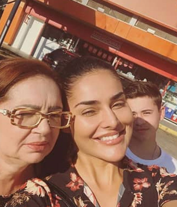Nathalia Kaur With her Family Picture