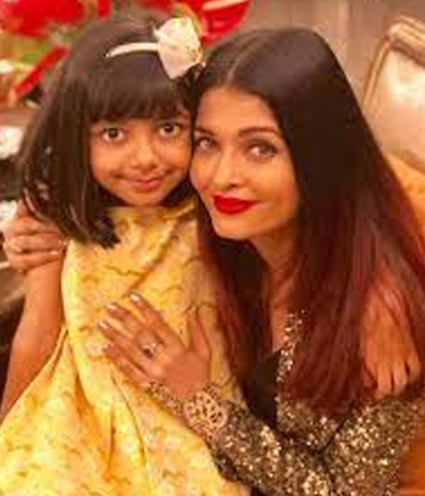 Aaradhya Bachchan With her Mother Picture