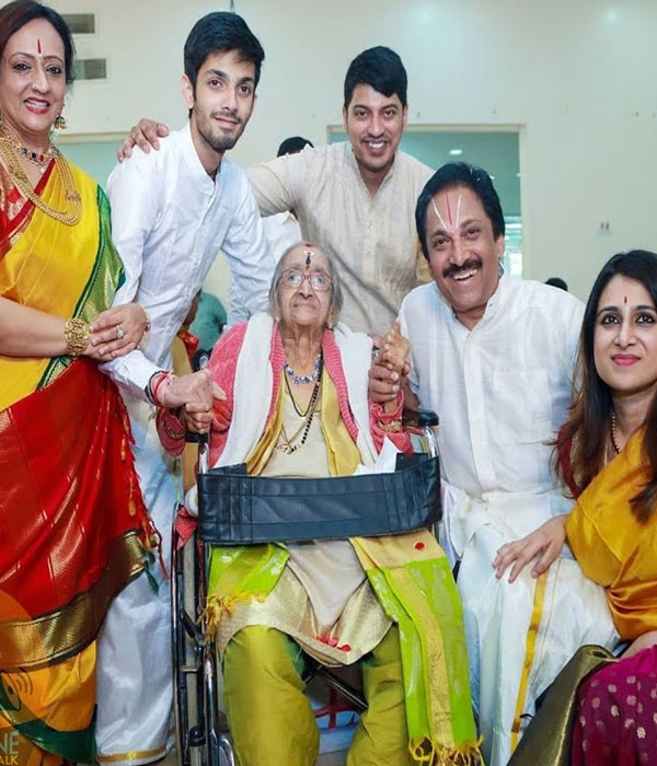 Anirudh Ravichander With his Family Picture