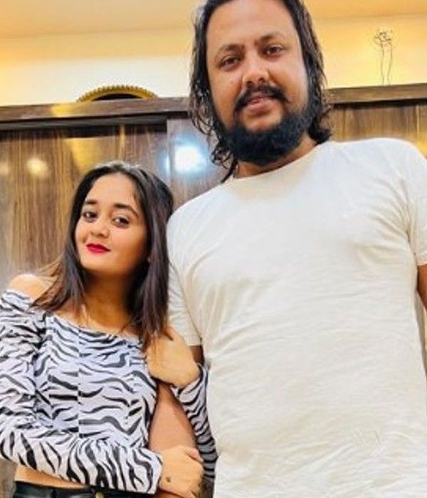 Bindass Kavya Yadav With her Father Picture