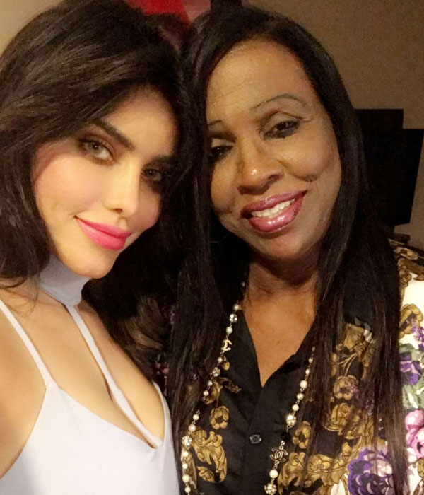 Gizele Thakral With her Mother Picture