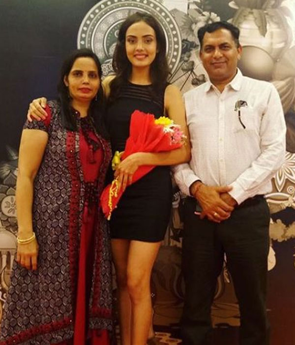 Himanshi Parashar with her Parents
