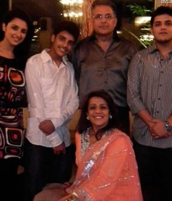 Parineeti Chopra With his Family Picture