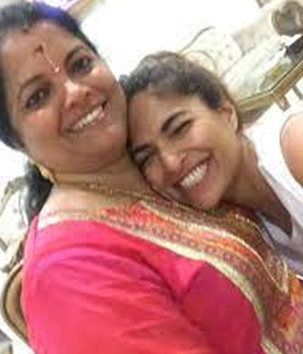Parvathy Omanakuttan With her Mother Picture