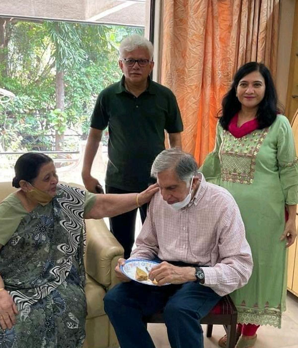 Ratan Tata With His Family Picture