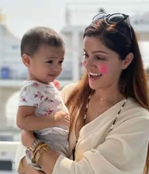 Rubina Dilaik With her Children Picture