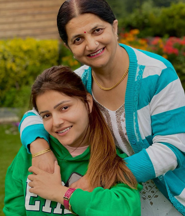 Rubina Dilaik With her Mother Picture