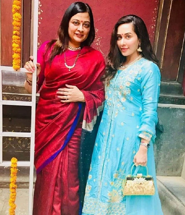 Tejaswini Lonari with her Mother (Nilima Lonari)