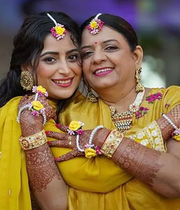 Aishwarya Sharma With his Mother Picture