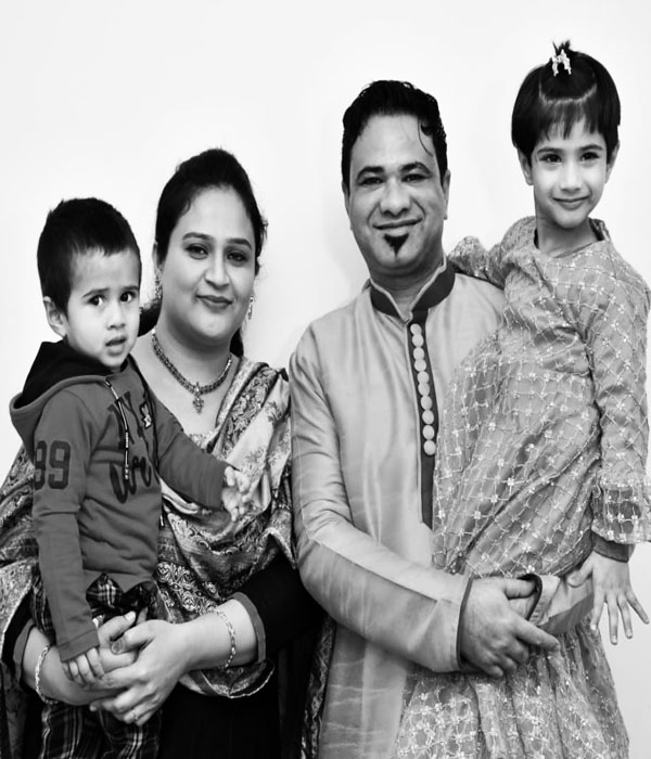 Dr. Kafeel Khan With his Children Picture