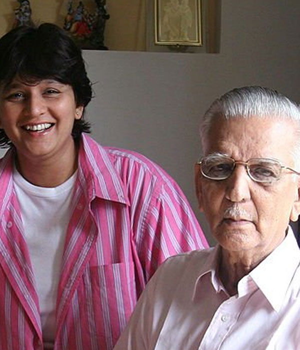 Falguni Pathak With her Father Picture