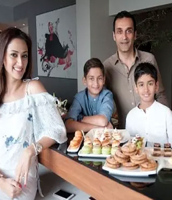 Gayatri Joshi With her Family Picture