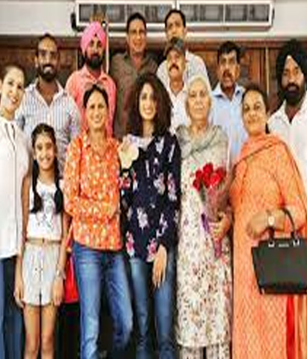 Harmilan Kaur Bains With her Family Picture