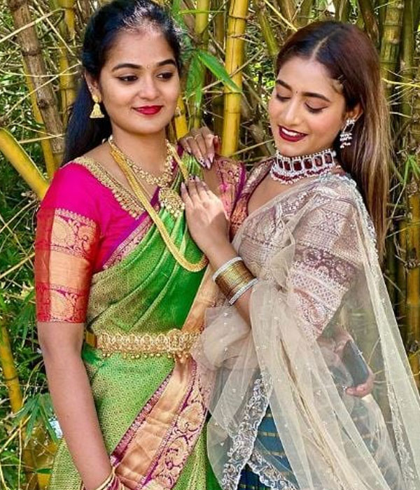 Nayani Pavani With her Sister Picture