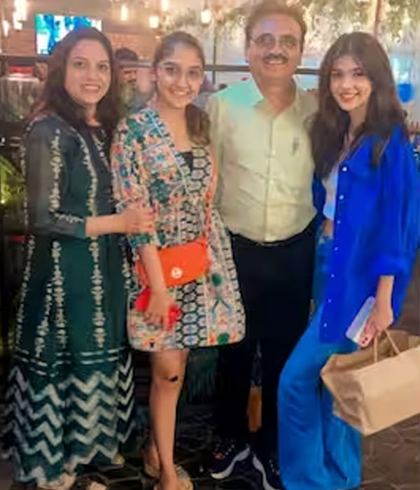 Pranali Rathod With her Family Picture