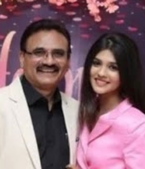 Pranali Rathod With her Father Picture