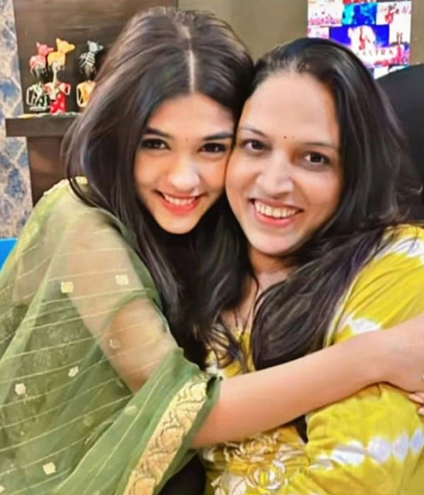 Pranali Rathod With her Mother Picture