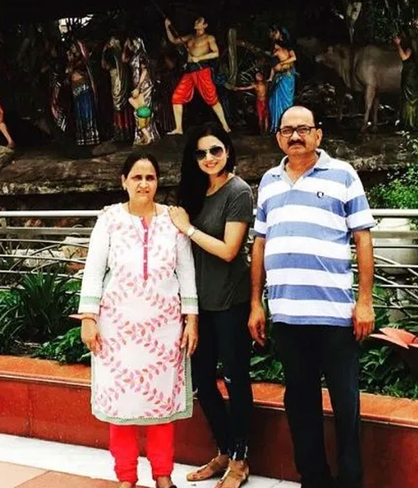 Preeti Chaudhary With her Father Picture