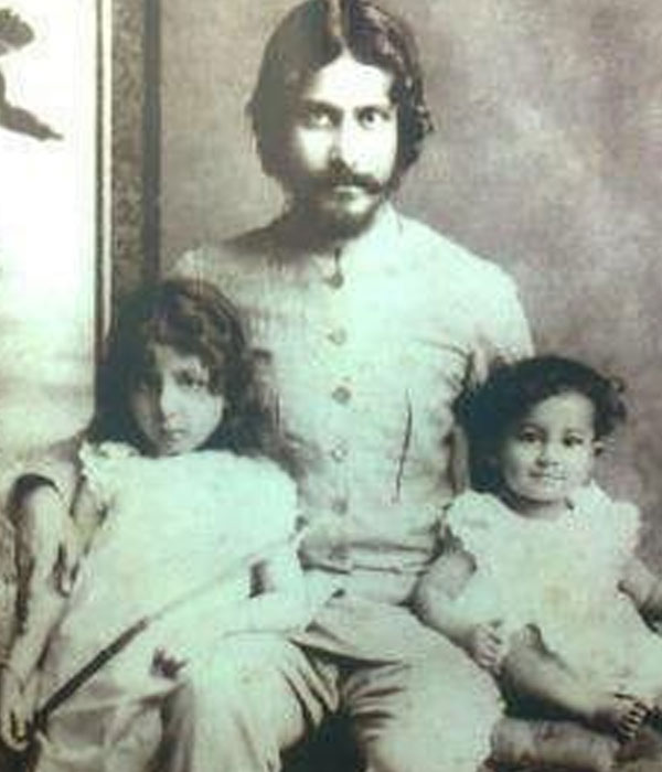 Rabindranath Tagore With his Children Picture