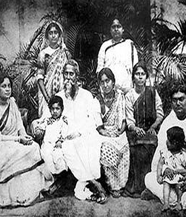 Rabindranath Tagore With his Family Picture