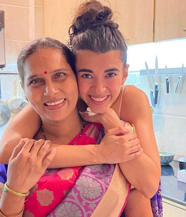 Saba Azad With her Mother Picture