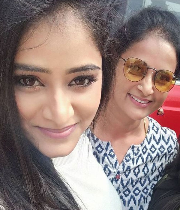 Sangeetha Sringeri With her Mother Picture