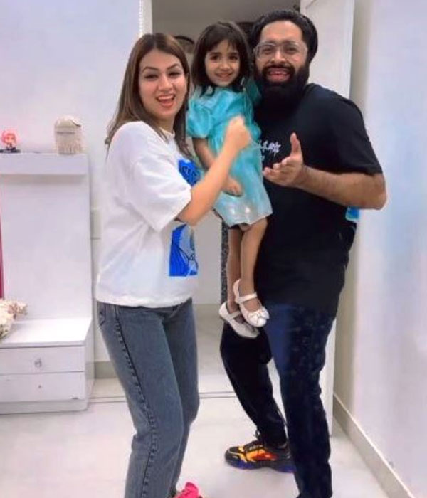 Sunny Arya With his Family Picture