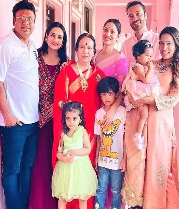 Vicky Jain With his Family Picture