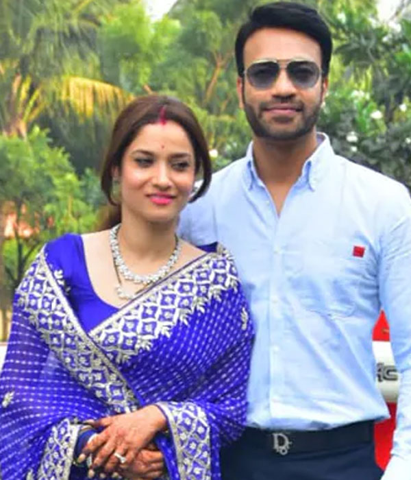 Vicky Jain With his Wife Picture