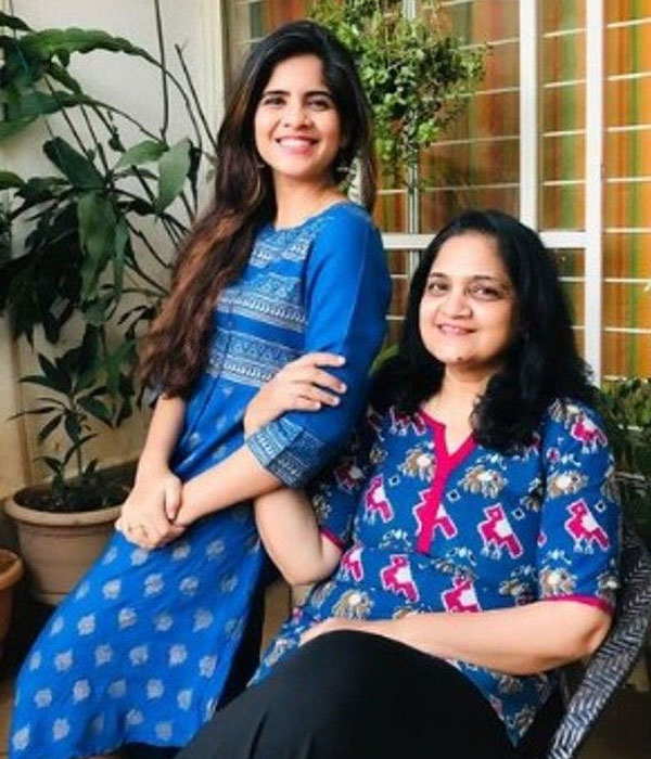 Amruta Deshmukh With her Mother Picture