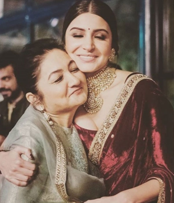 Anushka Sharma With her Mother Picture