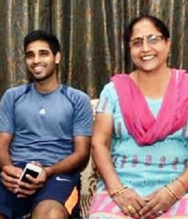 Bhuvneshwar Kumar With his Mother Picture