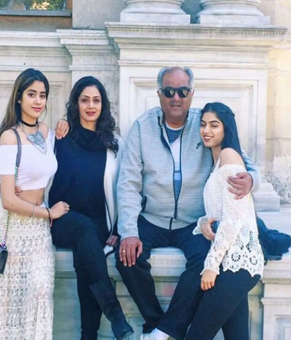 Janhvi Kapoor With her FAmily Picture