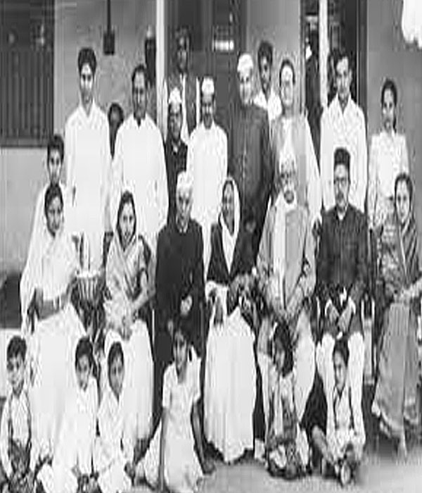 Jawaharlal Nehru With his Family Picture