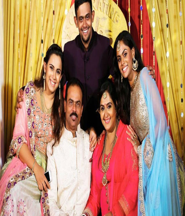 Karthika Nair With her Family Picture