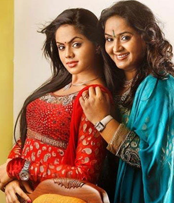Karthika Nair With her Mother Picture