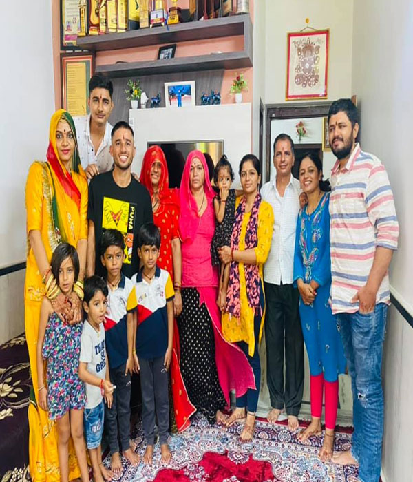 Ravi Bishnoi With his Family Picture