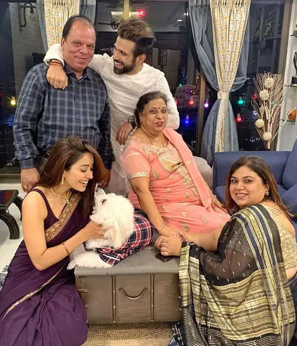 Rithvik Dhanjani With his Family Picture