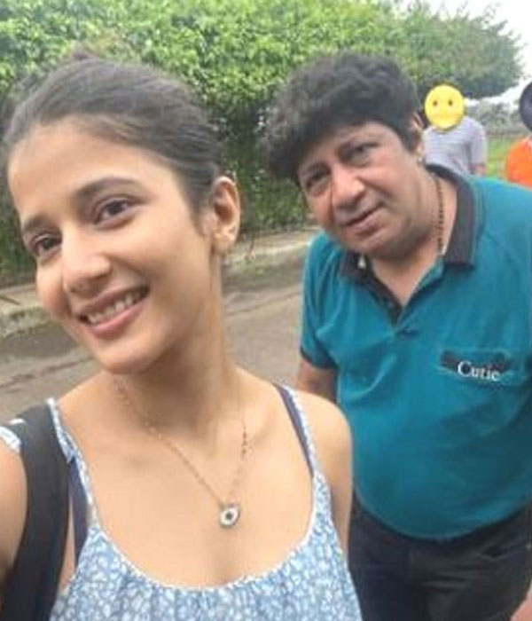 Samridhi Shukla With her Father Picture