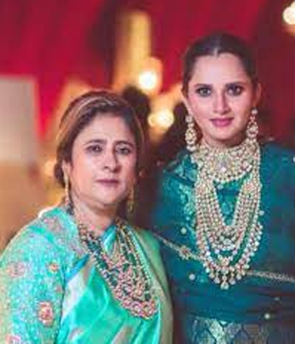 Sania Mirza With his Mother Picture